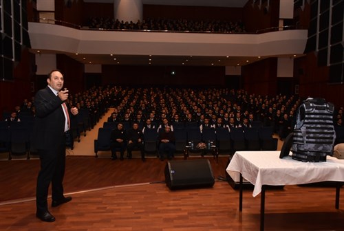 Si è condotta una conferenza dal Dott.G.İbrahim Öğünç su ‘Materiali Protettivi Balistici e Balistica di Ferità